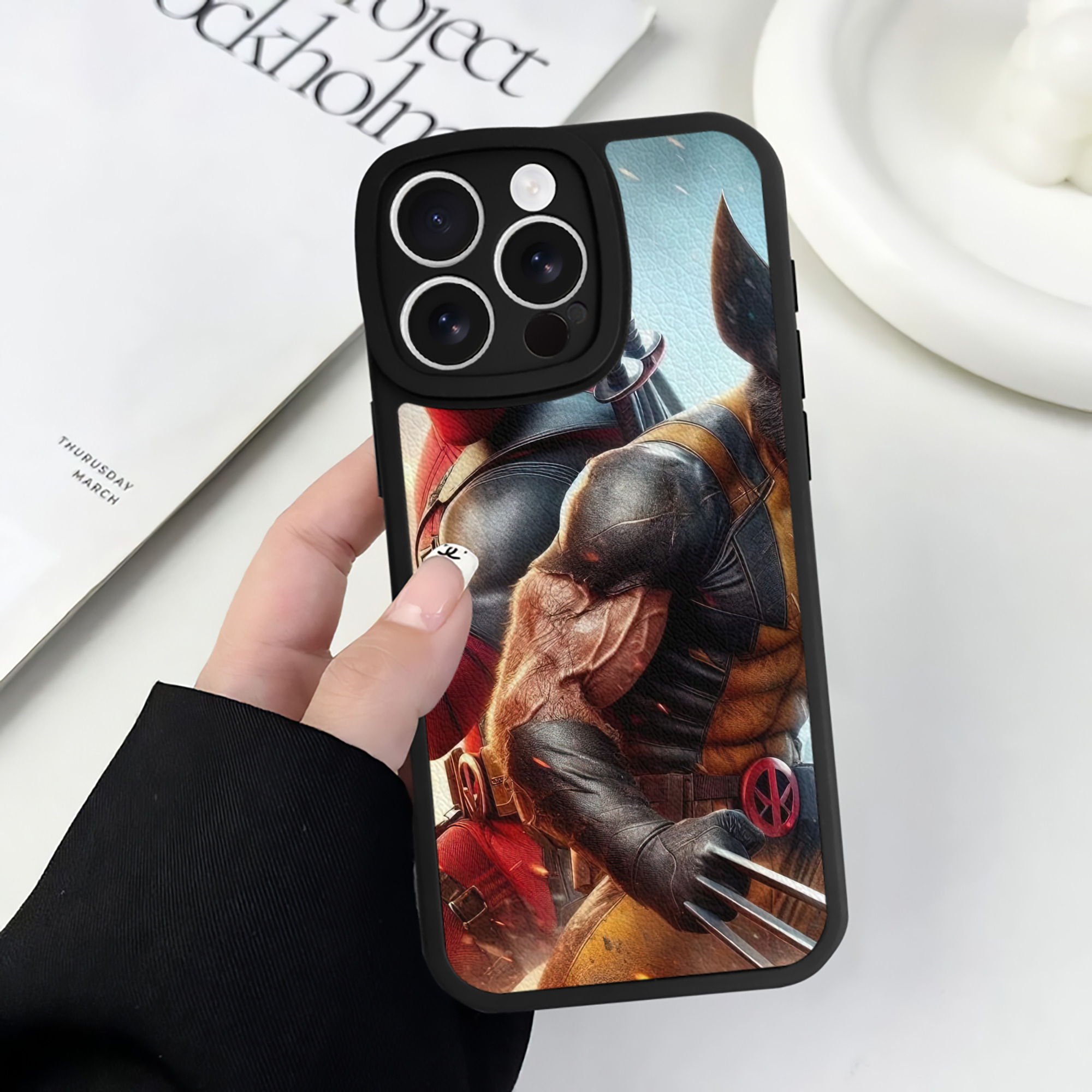 （画像用） Deadpool デッドプール 【iPhone 16シリーズ対応】シリコンスマホケース（レザー調） 材質：シリコン